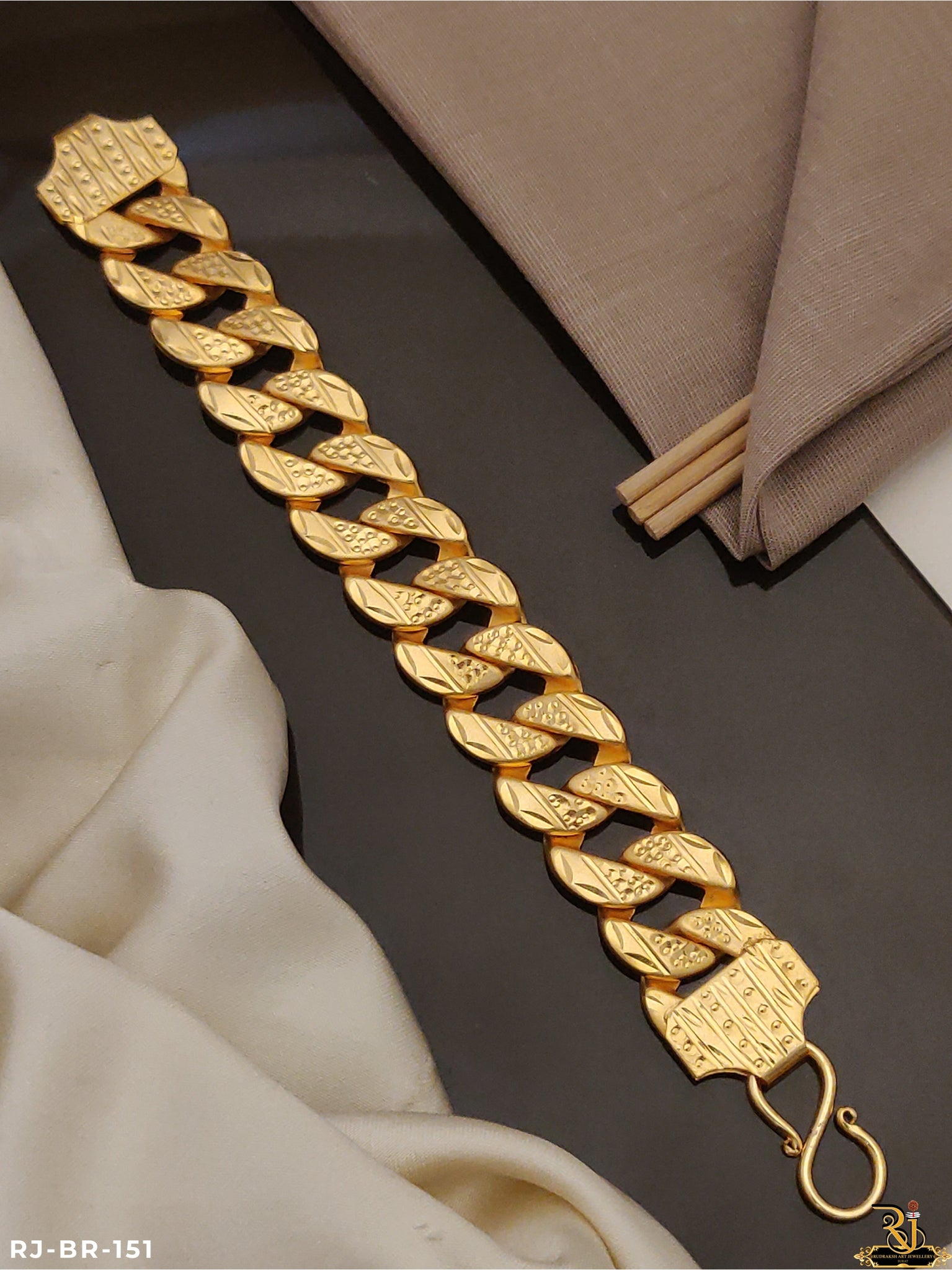 High Finish Gold Pleted Pokal Men’s Fashion Bracelet BR-161