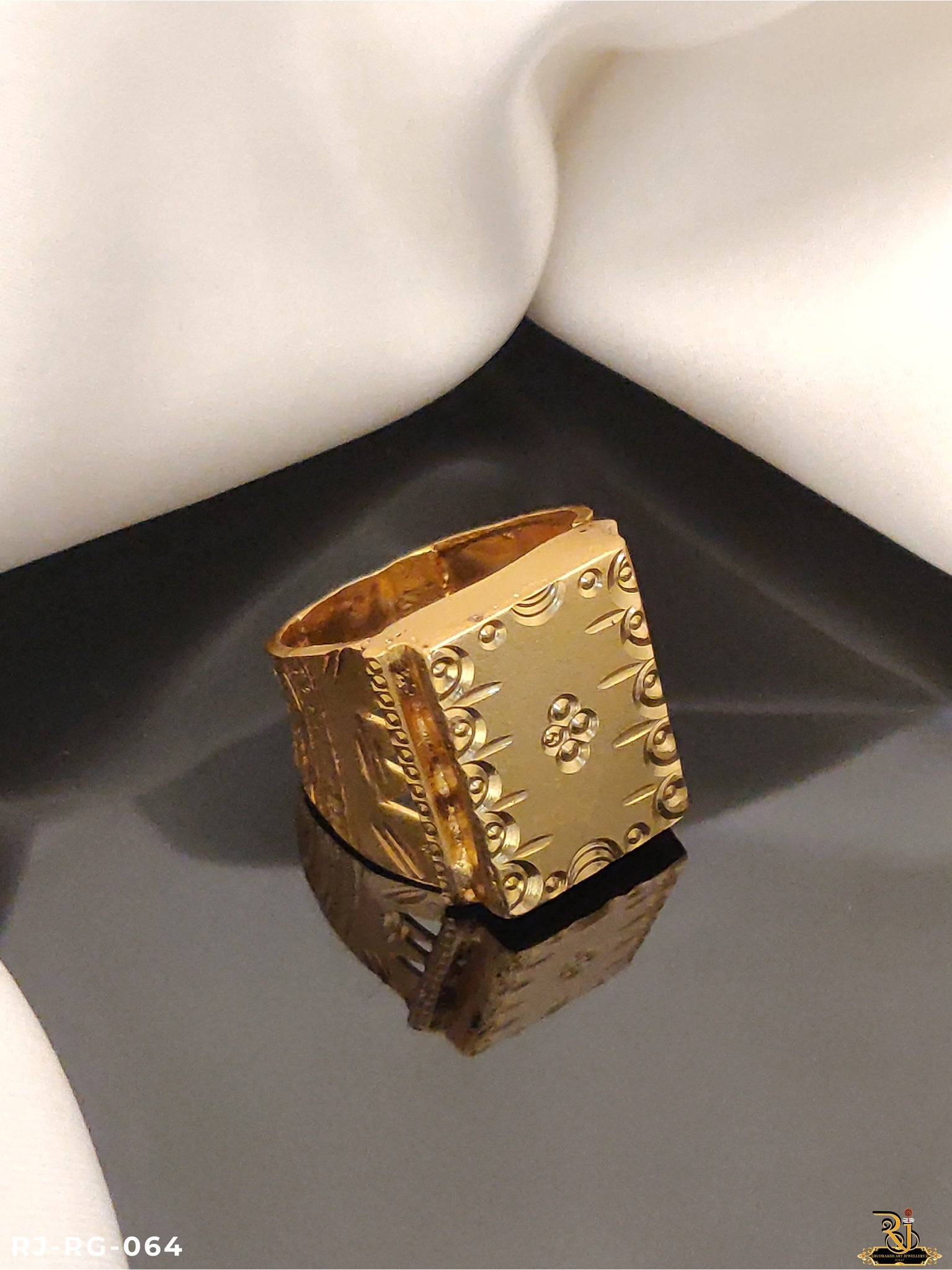 Traditional Assemblage Antique Gold Ring