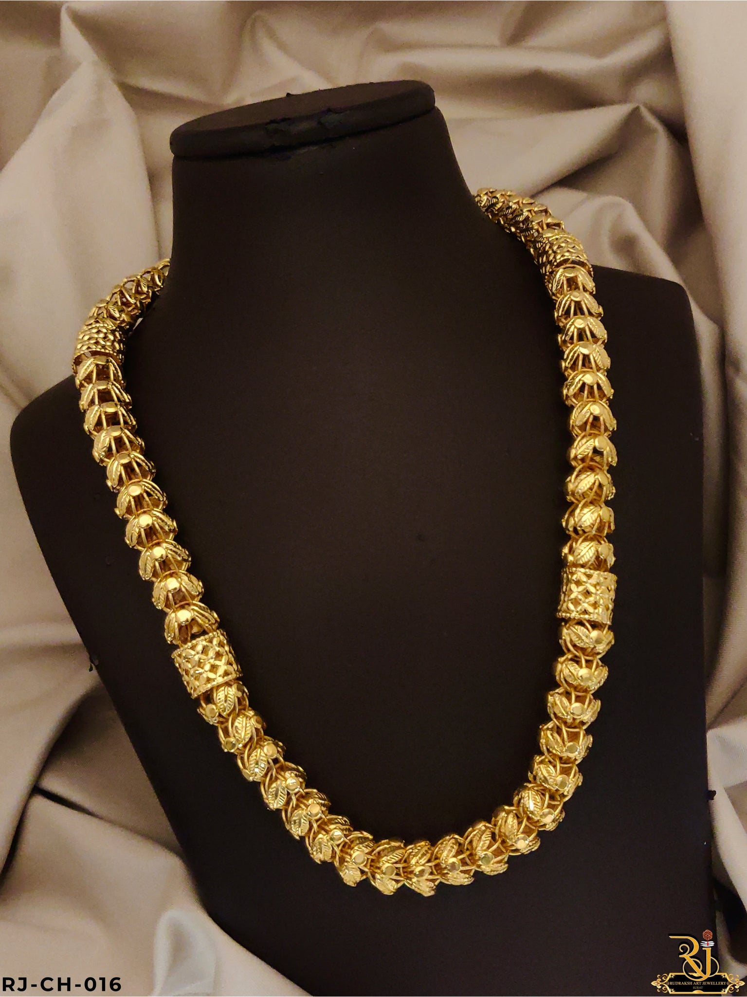Exclusive Cape with Pipe Design Chain for Men CH-016