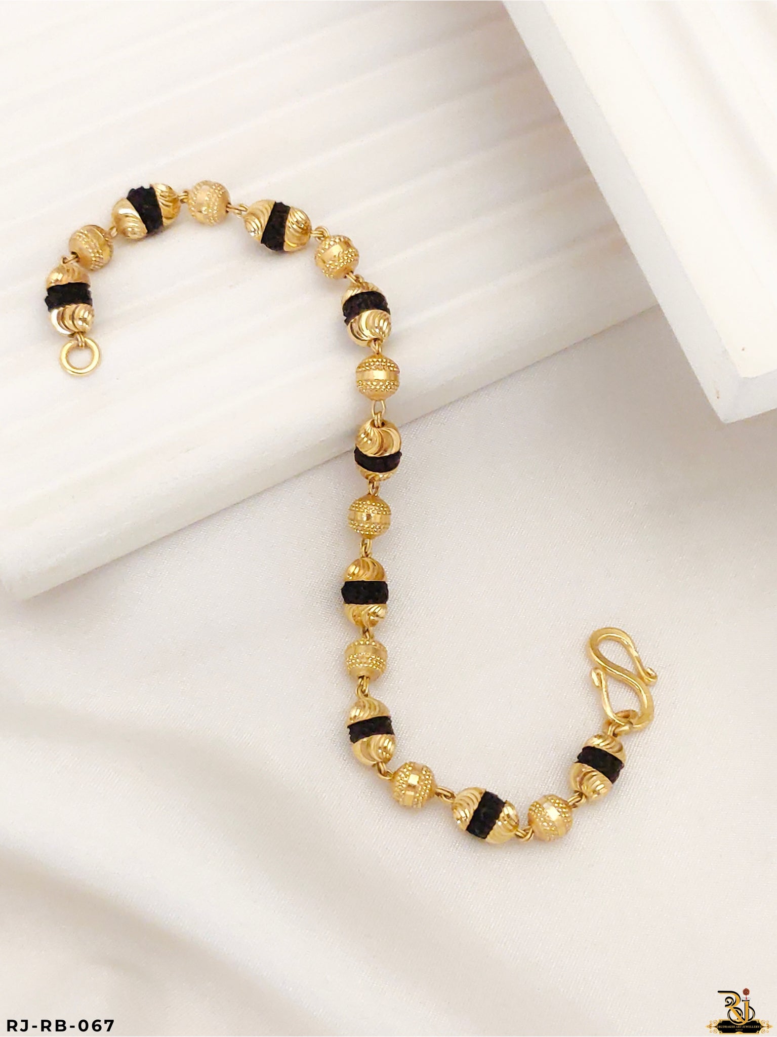 Divine 5 Mukhi Rudraksha – Gold Edition RB-067