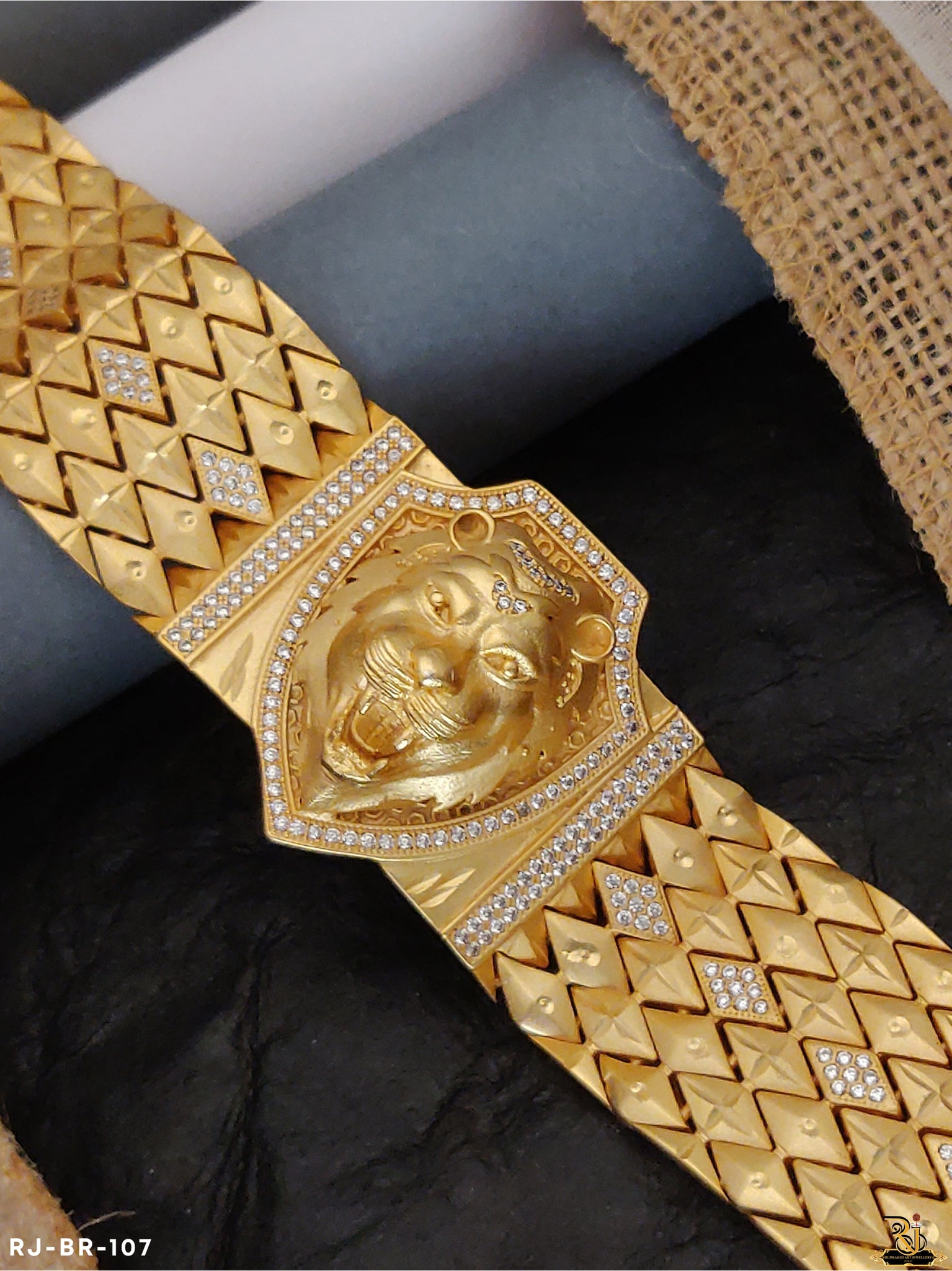 Decent Design Diamond Lion Face Gold Plated Men's Fashion Bracelet BR-107