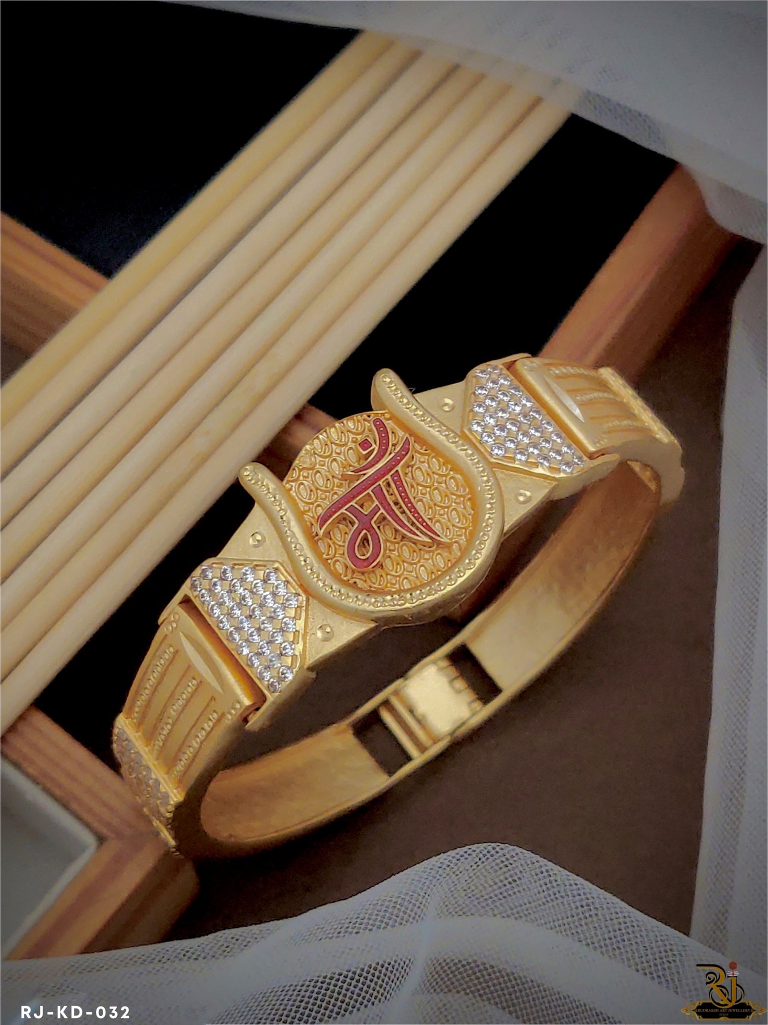 Candere Kalyan Jewellers Mens Gold Chains Timeless Plain Gold Box