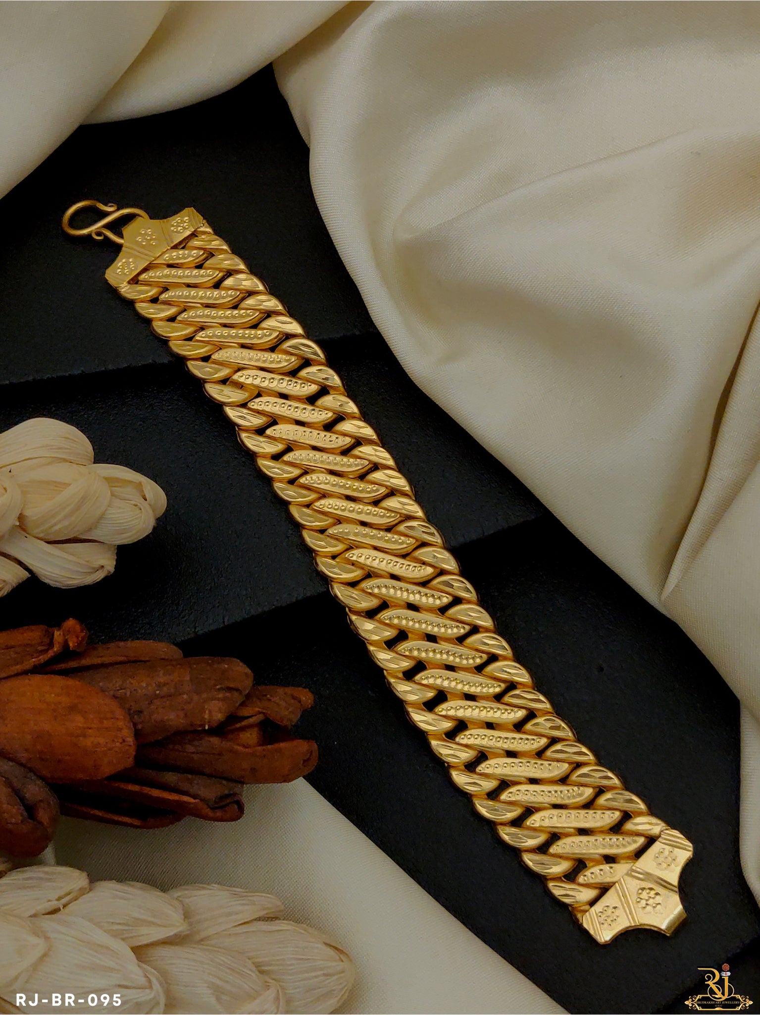 Streamlined Design Superior Quality Golden Color Bracelet For Men - – Soni  Fashion®